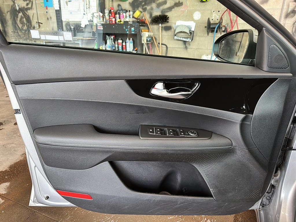 2024 Kia Forte EX IVT in Stratford, Ontario - 10 - w1024h768px