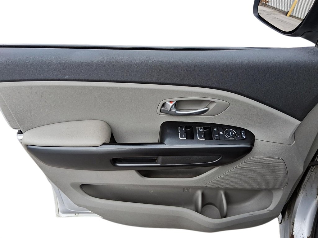 2016 Kia Sedona LX in Stratford, Ontario - 12 - w1024h768px