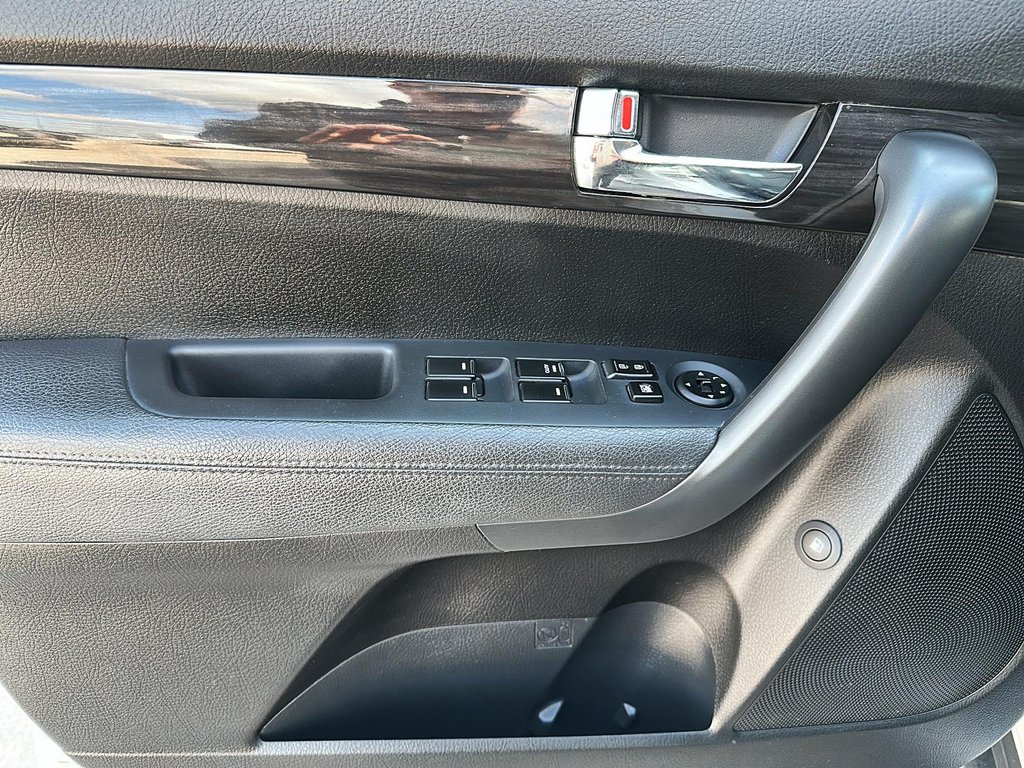 2013 Kia Sorento 3.5L LX V6 AWD at in Stratford, Ontario - 9 - w1024h768px