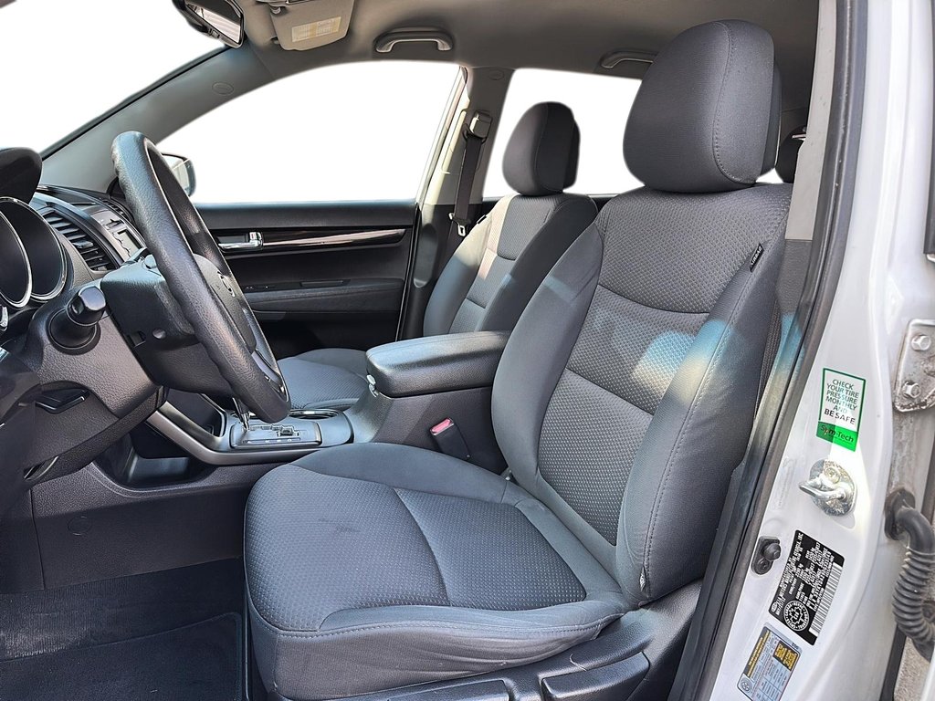 2013 Kia Sorento 3.5L LX V6 AWD at in Stratford, Ontario - 7 - w1024h768px