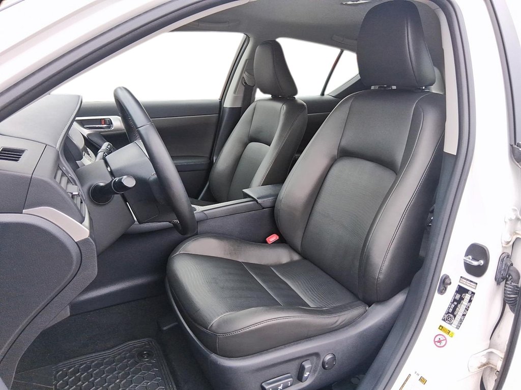 2011 Lexus CT 200h CVT in Stratford, Ontario - 10 - w1024h768px