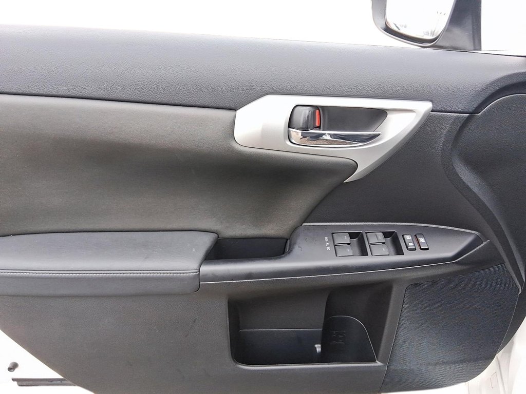 2011 Lexus CT 200h CVT in Stratford, Ontario - 13 - w1024h768px