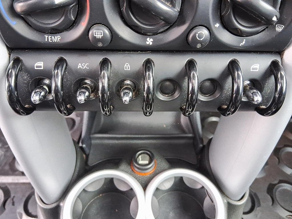 2005 MINI COOPER Classic in Stratford, Ontario - 11 - w1024h768px