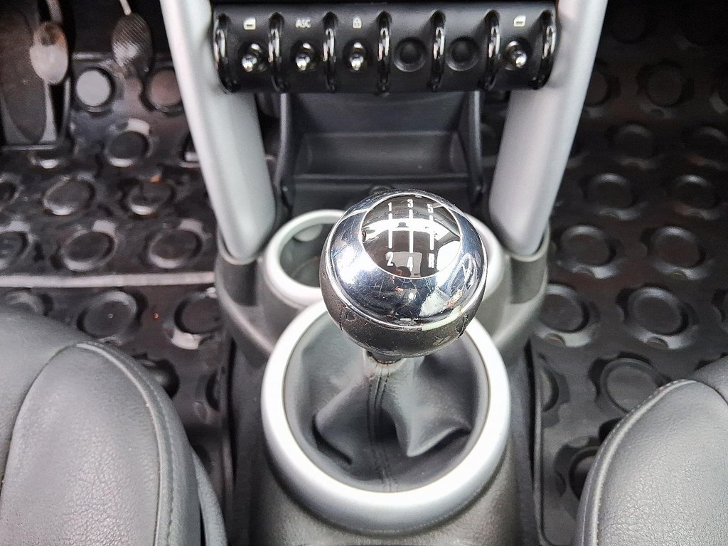 2005 MINI COOPER Classic in Stratford, Ontario - 16 - w1024h768px