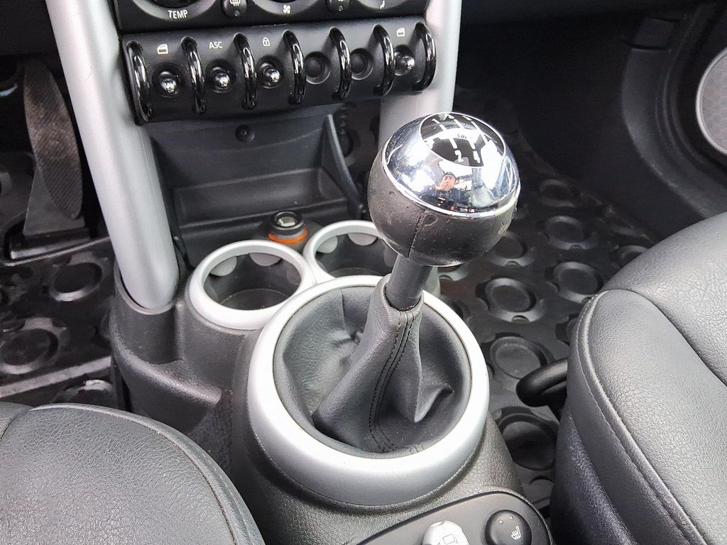 2005 MINI COOPER Classic in Stratford, Ontario - 17 - w1024h768px