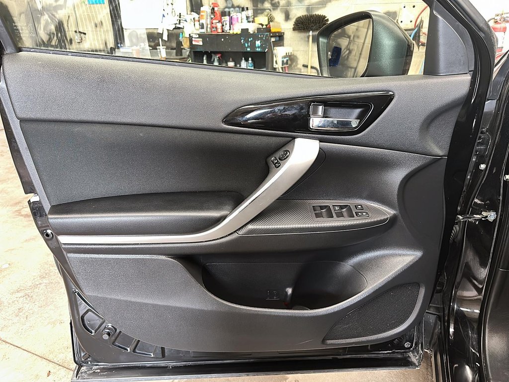 2022 Mitsubishi Eclipse Cross ES S-AWC in Stratford, Ontario - 10 - w1024h768px