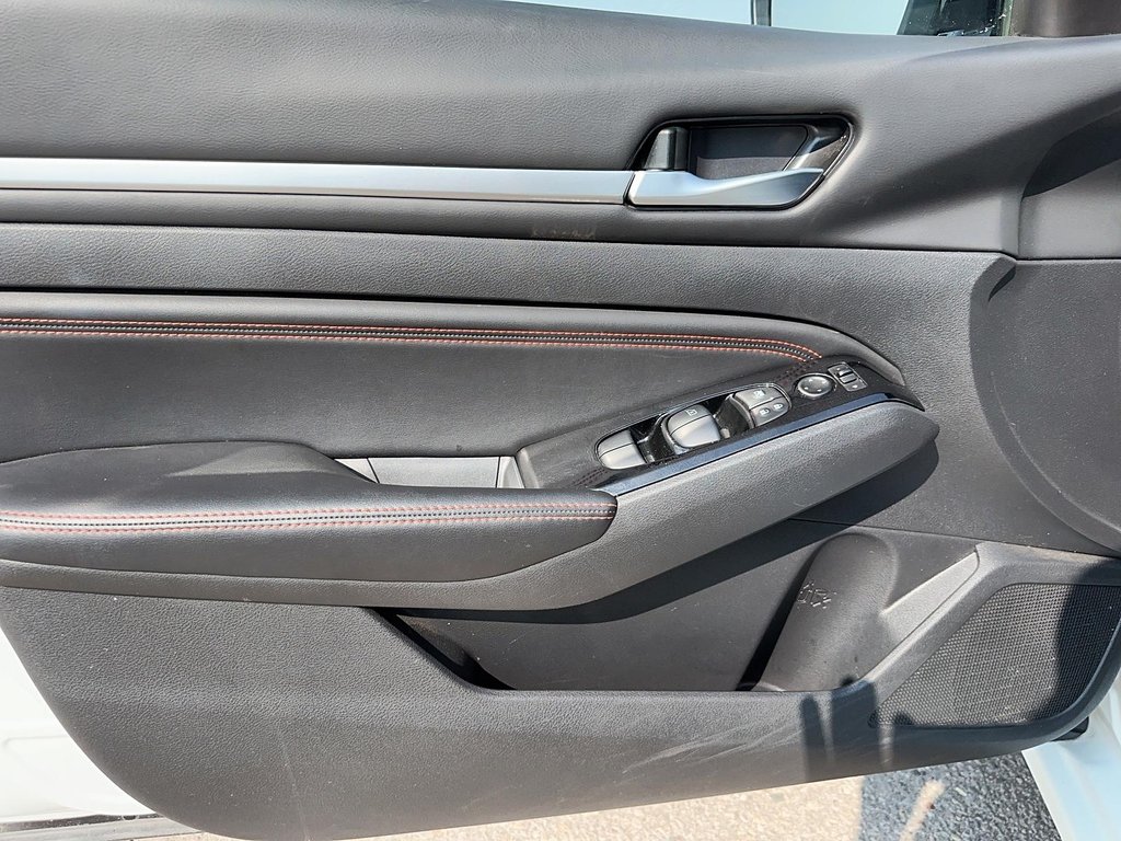 2023 Nissan Altima Sedan 2.5 SR CVT in Stratford, Ontario - 10 - w1024h768px