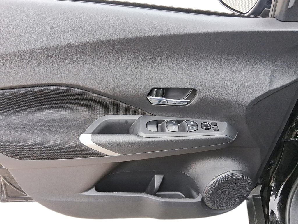 2025 Nissan Kicks Play SV FWD in Stratford, Ontario - 11 - w1024h768px