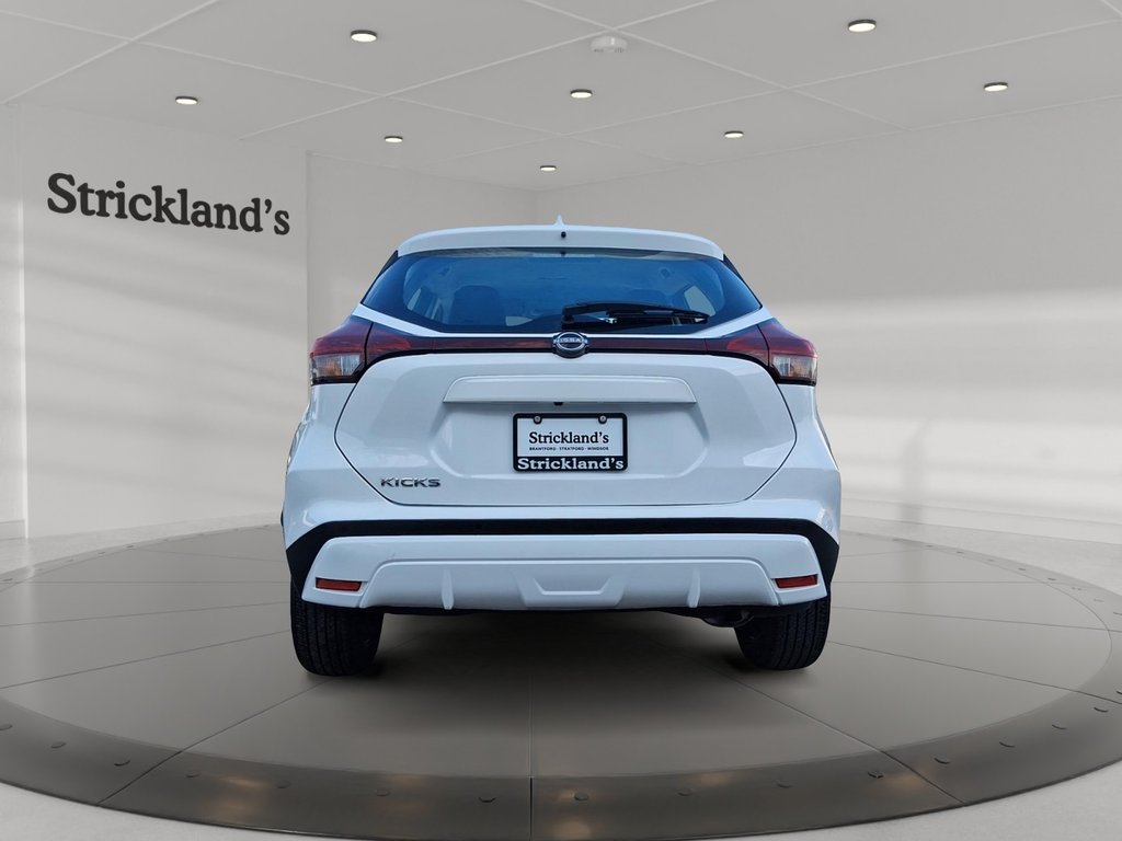 2025 Nissan Kicks Play SV FWD in Stratford, Ontario - 3 - w1024h768px
