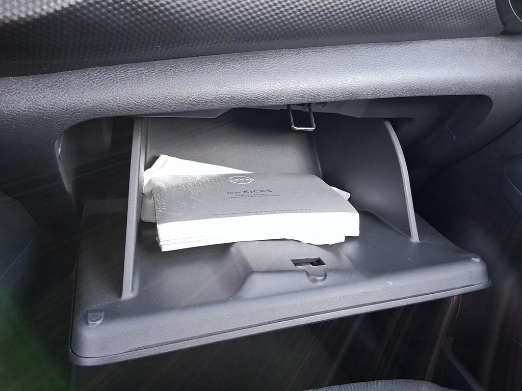 2025 Nissan Kicks Play SV FWD in Stratford, Ontario - 16 - w1024h768px