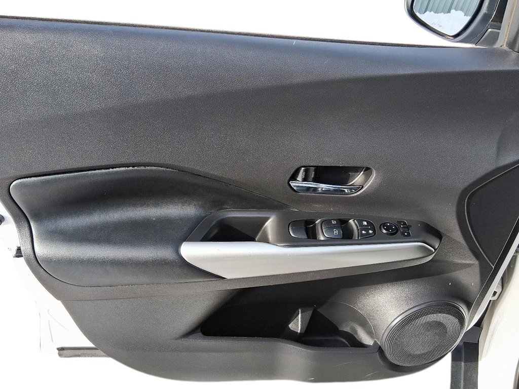 2020 Nissan Kicks SR CVT in Stratford, Ontario - 12 - w1024h768px