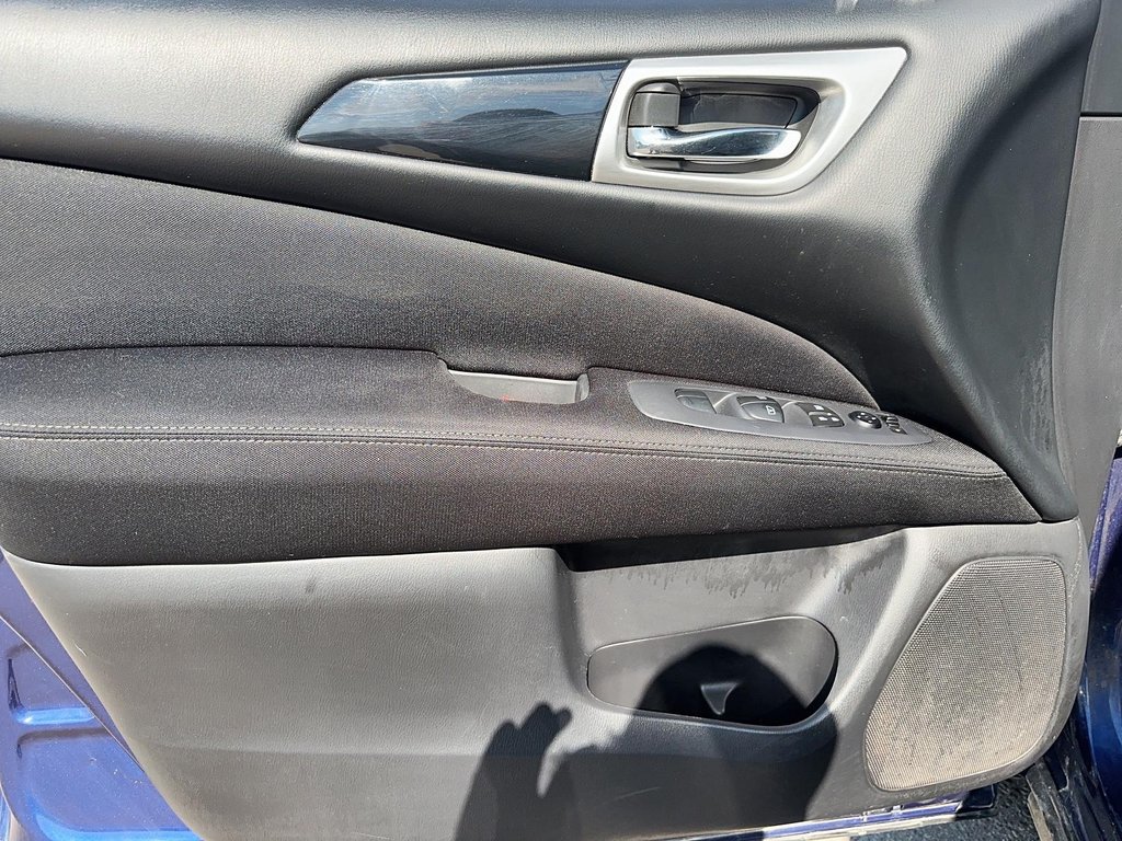 2017 Nissan Pathfinder SV V6 4x4 at in Stratford, Ontario - 10 - w1024h768px