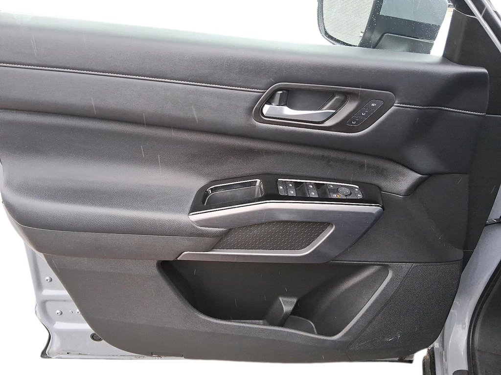 2023 Nissan Pathfinder SL V6 4x4 at in Stratford, Ontario - 12 - w1024h768px