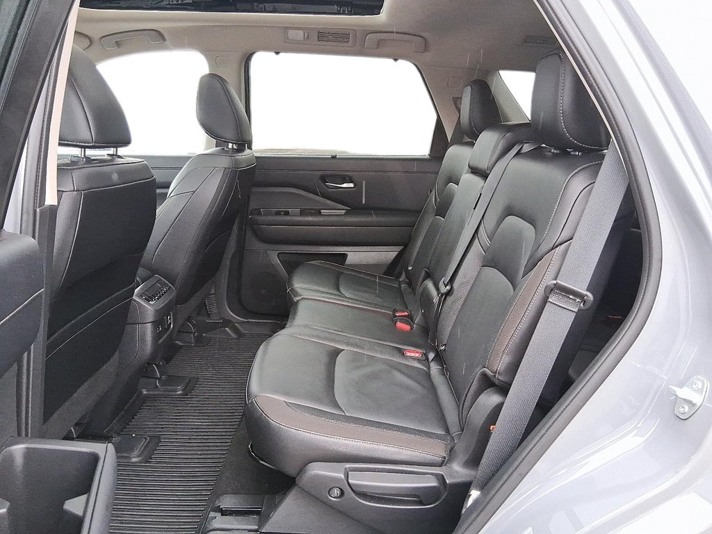 2023 Nissan Pathfinder SL V6 4x4 at in Stratford, Ontario - 9 - w1024h768px