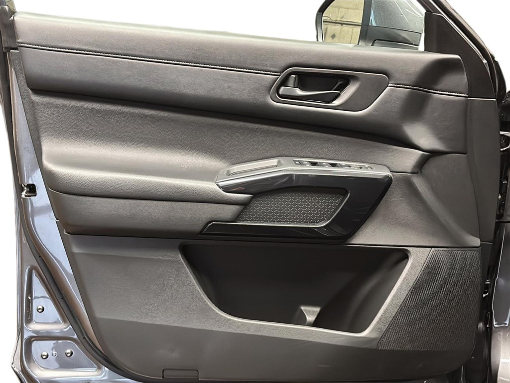 2024 Nissan Pathfinder SV 4WD in Stratford, Ontario - 10 - w1024h768px