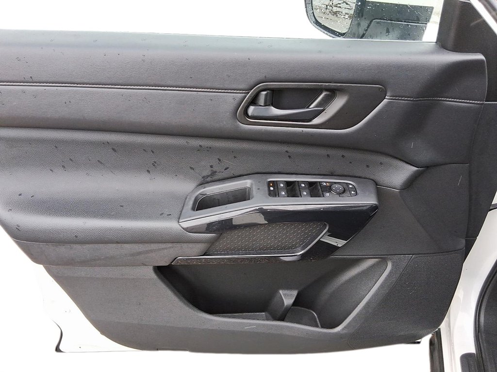 2024 Nissan Pathfinder SV 4WD in Stratford, Ontario - 12 - w1024h768px