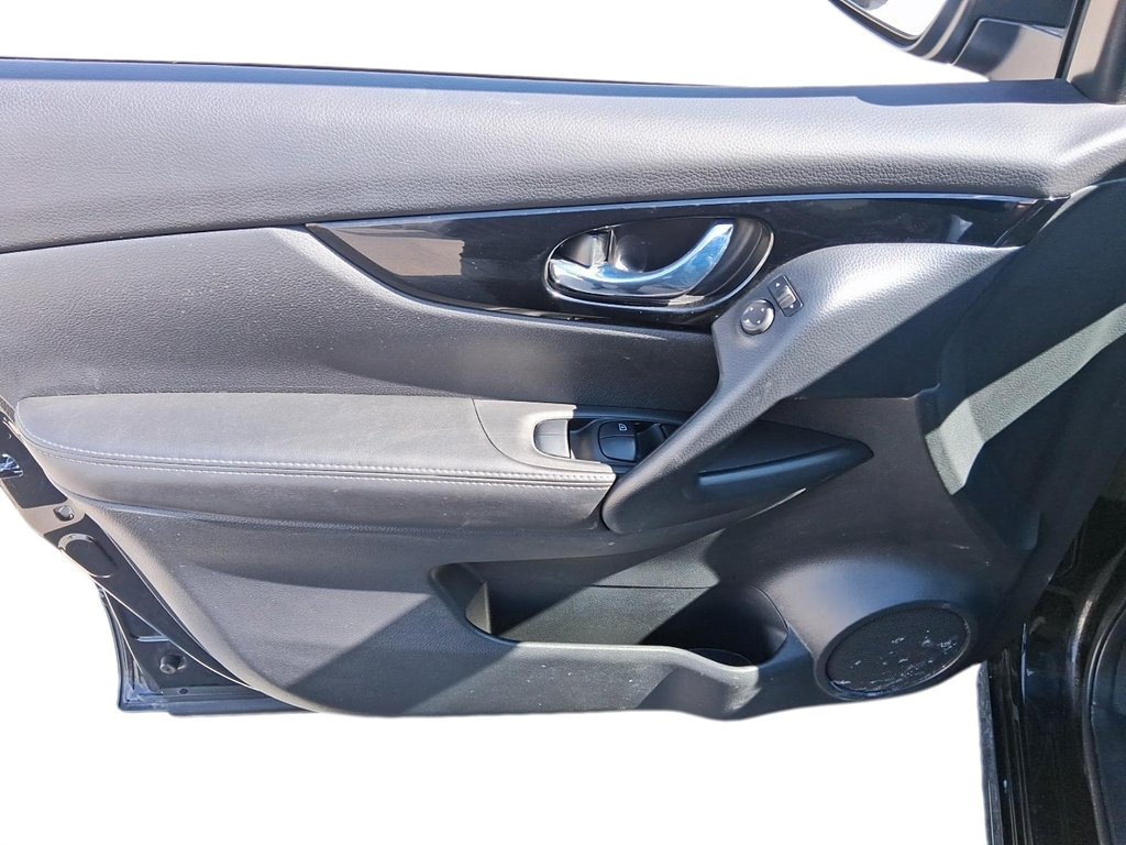 2023 Nissan Qashqai SL AWD CVT in Stratford, Ontario - 12 - w1024h768px