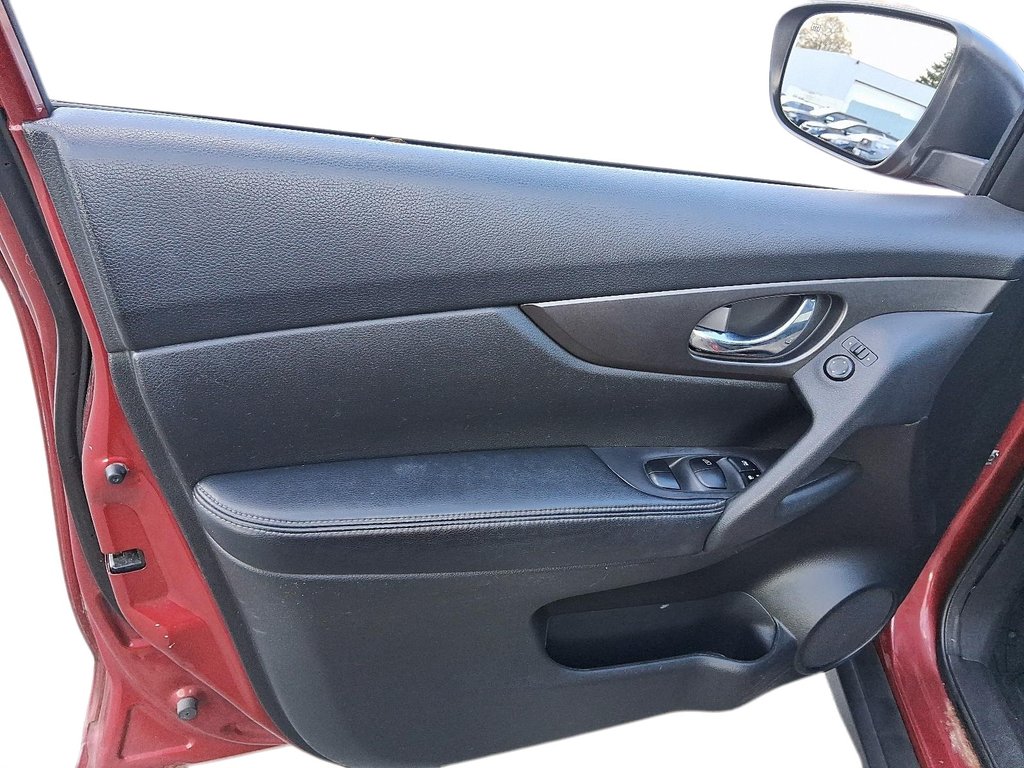 2014 Nissan Rogue SV AWD CVT in Stratford, Ontario - 12 - w1024h768px