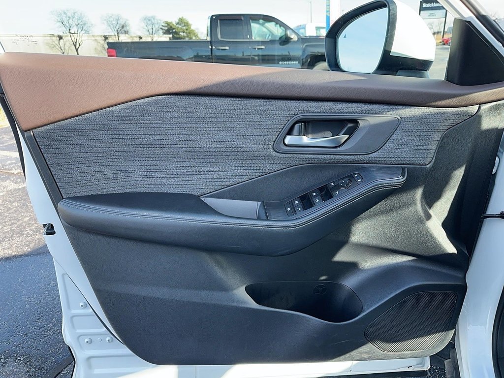2023 Nissan Rogue SV AWD CVT in Stratford, Ontario - 10 - w1024h768px