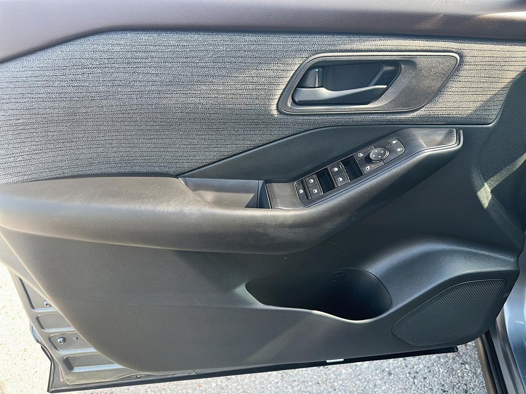 2023 Nissan Rogue S AWD CVT (2) in Stratford, Ontario - 10 - w1024h768px