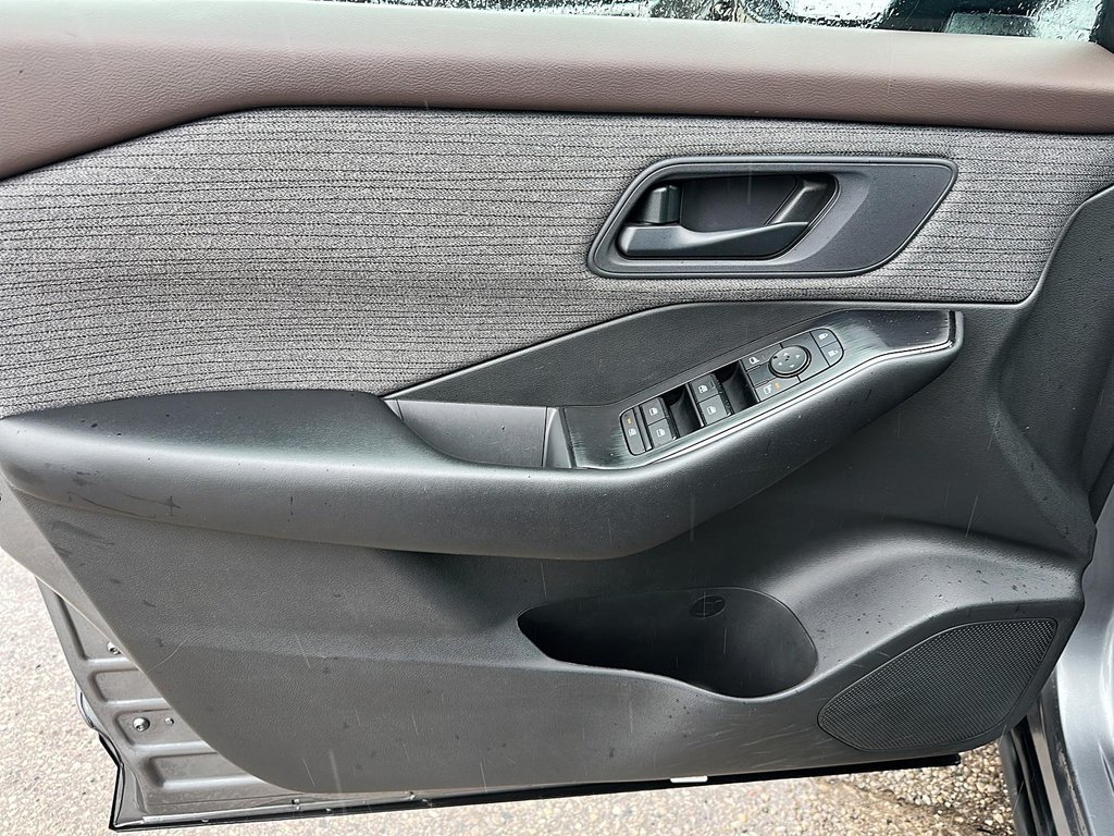 2023 Nissan Rogue S AWD CVT in Stratford, Ontario - 10 - w1024h768px