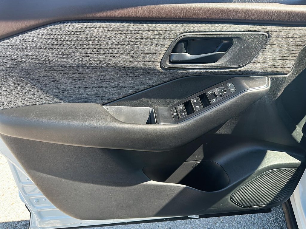 2023 Nissan Rogue S AWD CVT in Stratford, Ontario - 10 - w1024h768px