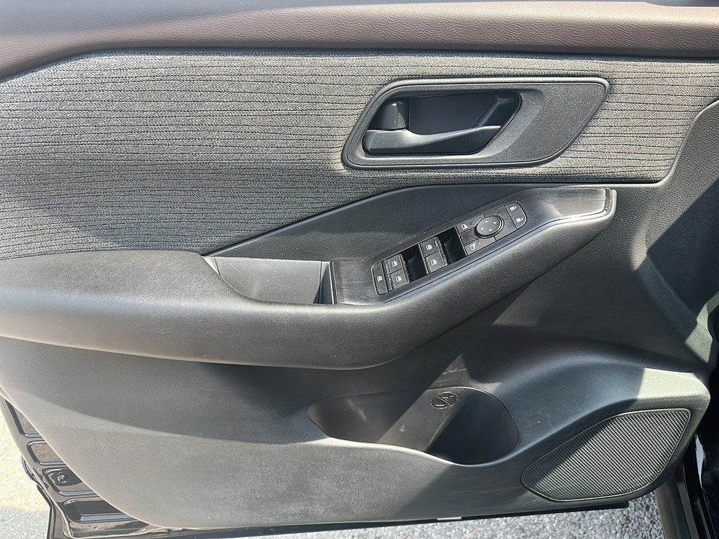 2023 Nissan Rogue S AWD CVT in Stratford, Ontario - 10 - w1024h768px
