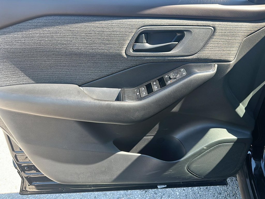 2023 Nissan Rogue S AWD CVT in Stratford, Ontario - 10 - w1024h768px