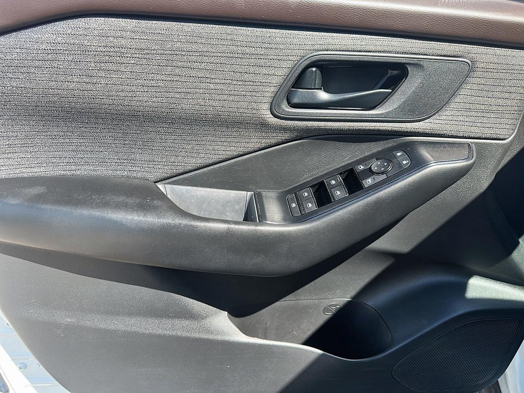 2023 Nissan Rogue S AWD CVT in Stratford, Ontario - 10 - w1024h768px