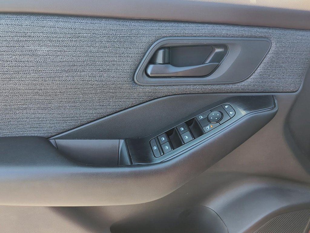 2023 Nissan Rogue S AWD CVT in Stratford, Ontario - 12 - w1024h768px