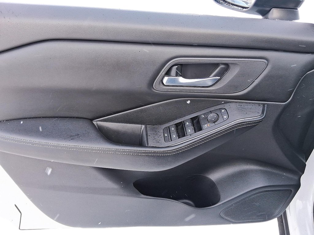 2024 Nissan Rogue AWD SV Moonroof in Stratford, Ontario - 11 - w1024h768px