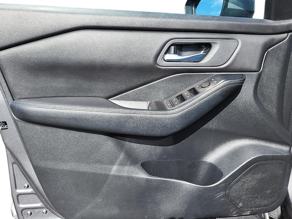 2024 Nissan Rogue AWD SV Moonroof in Stratford, Ontario - 10 - w1024h768px