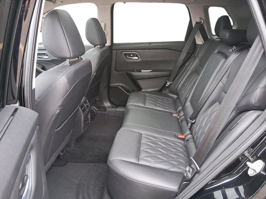 2024 Nissan Rogue AWD Platinum in Stratford, Ontario - 9 - w1024h768px