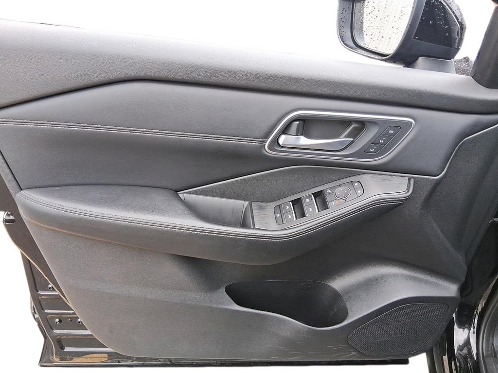 2024 Nissan Rogue AWD Platinum in Stratford, Ontario - 11 - w1024h768px