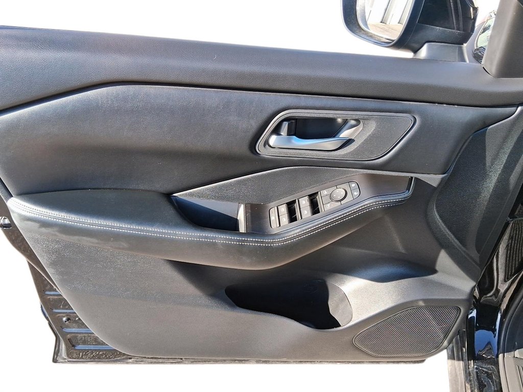 2025 Nissan Rogue AWD SV Moonroof in Stratford, Ontario - 11 - w1024h768px