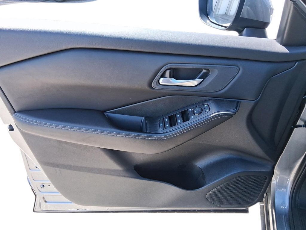 2025 Nissan Rogue AWD SV Moonroof in Stratford, Ontario - 11 - w1024h768px