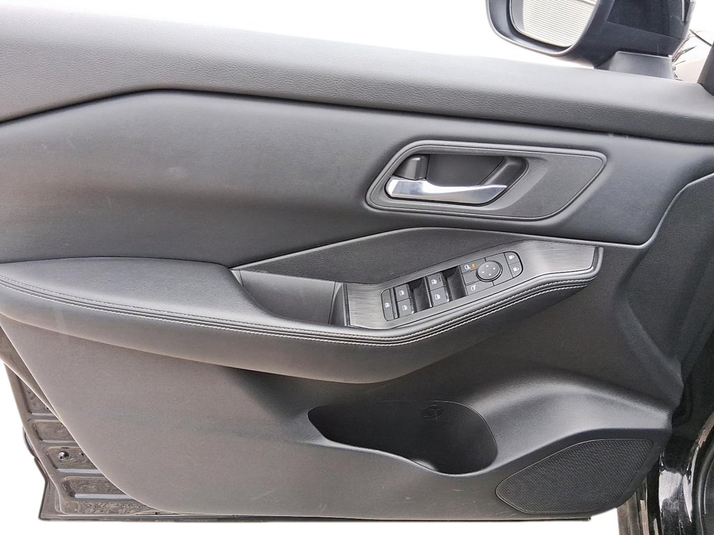 2025 Nissan Rogue AWD SV Moonroof in Stratford, Ontario - 11 - w1024h768px