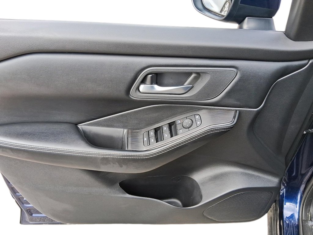2025 Nissan Rogue AWD SV Moonroof in Stratford, Ontario - 11 - w1024h768px