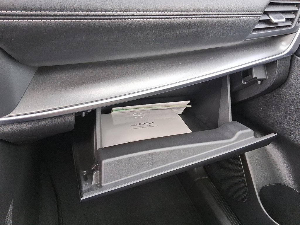 2025 Nissan Rogue AWD SV Moonroof in Stratford, Ontario - 16 - w1024h768px