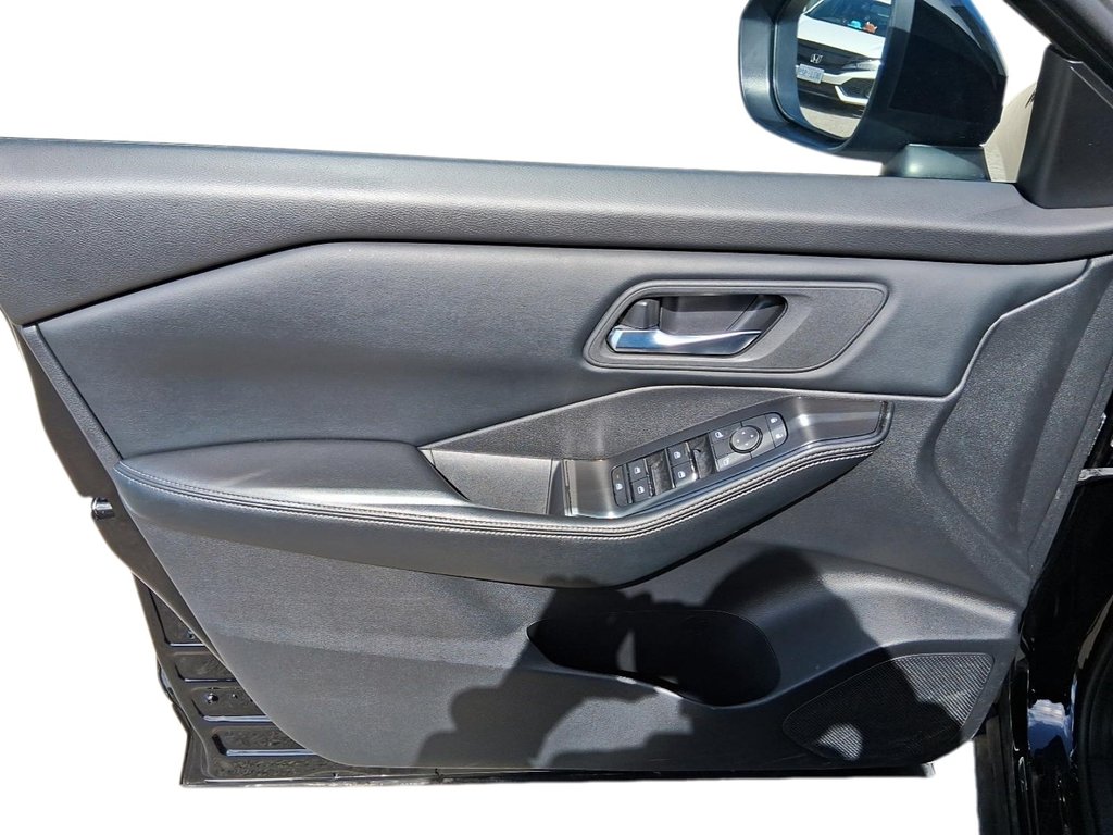 2025 Nissan Rogue AWD SV Moonroof in Stratford, Ontario - 11 - w1024h768px