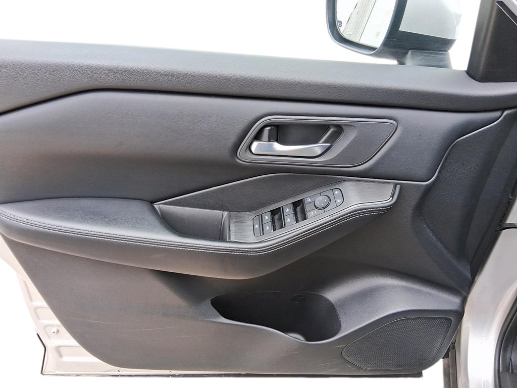 2025 Nissan Rogue AWD SV Moonroof in Stratford, Ontario - 11 - w1024h768px