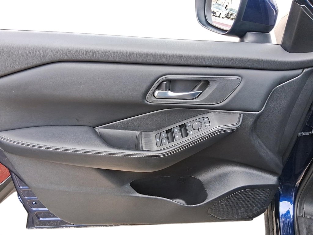 2025 Nissan Rogue AWD SV Moonroof in Stratford, Ontario - 11 - w1024h768px