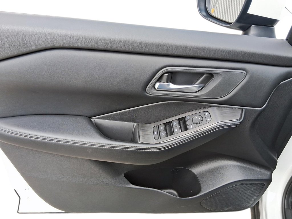 2025 Nissan Rogue AWD SV Moonroof in Stratford, Ontario - 11 - w1024h768px