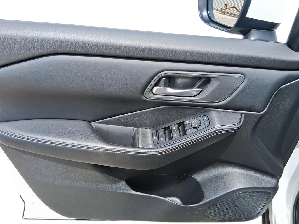 2025 Nissan Rogue AWD SV Moonroof in Stratford, Ontario - 11 - w1024h768px