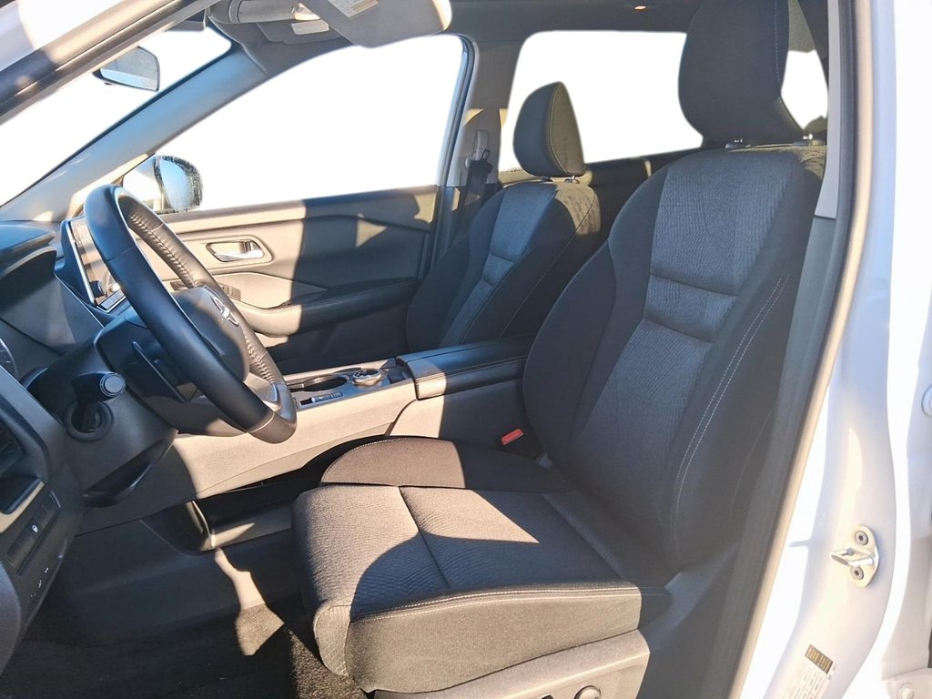 2025 Nissan Rogue AWD SV Moonroof in Stratford, Ontario - 8 - w1024h768px