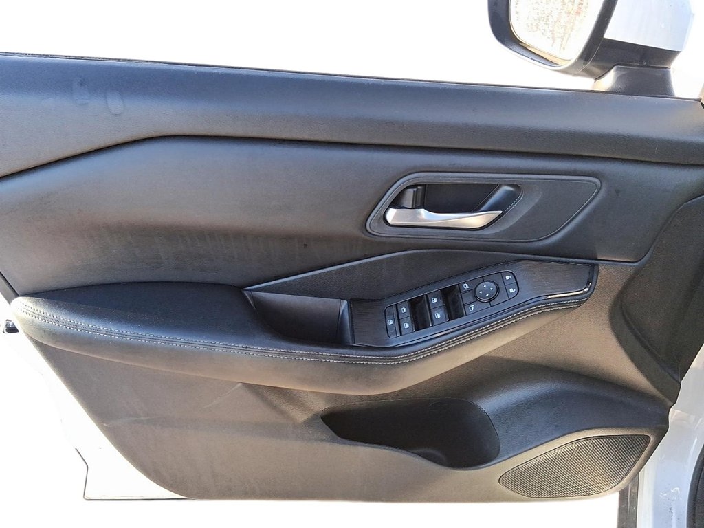 2025 Nissan Rogue AWD SV Moonroof in Stratford, Ontario - 11 - w1024h768px