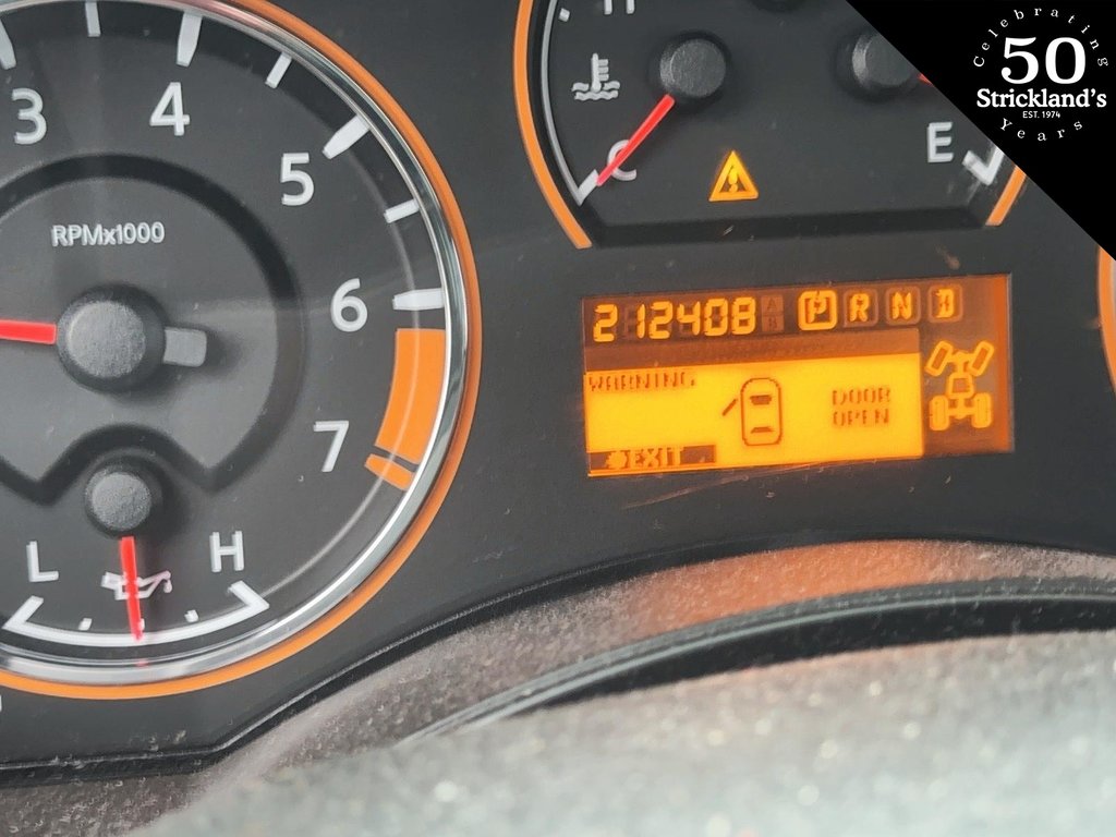 2014 Nissan Titan Crew Cab SV 4X4 SWB in Stratford, Ontario - 10 - w1024h768px