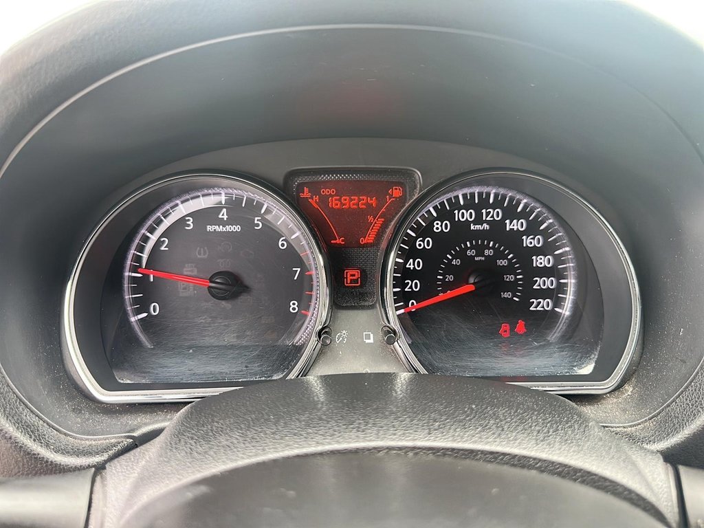 2014 Nissan Versa Sedan 1.6 SL CVT in Stratford, Ontario - 13 - w1024h768px