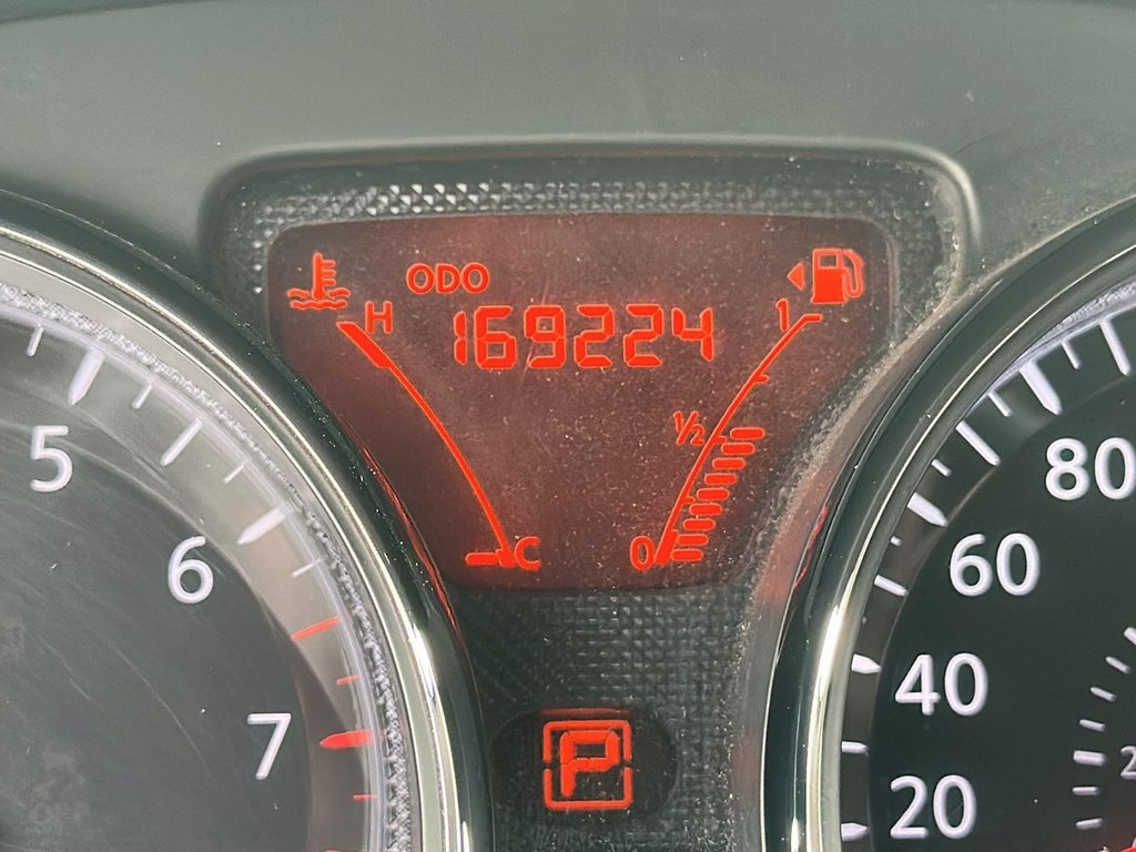 2014 Nissan Versa Sedan 1.6 SL CVT in Stratford, Ontario - 12 - w1024h768px
