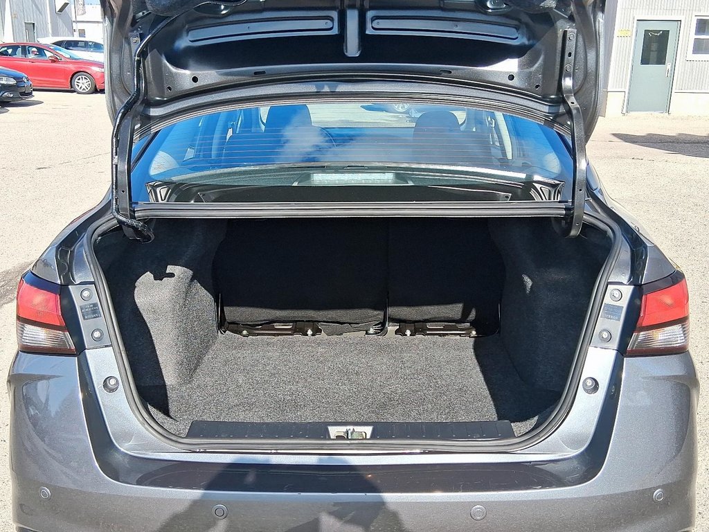 2023 Nissan Versa 1.6 SR CVT in Stratford, Ontario - 6 - w1024h768px